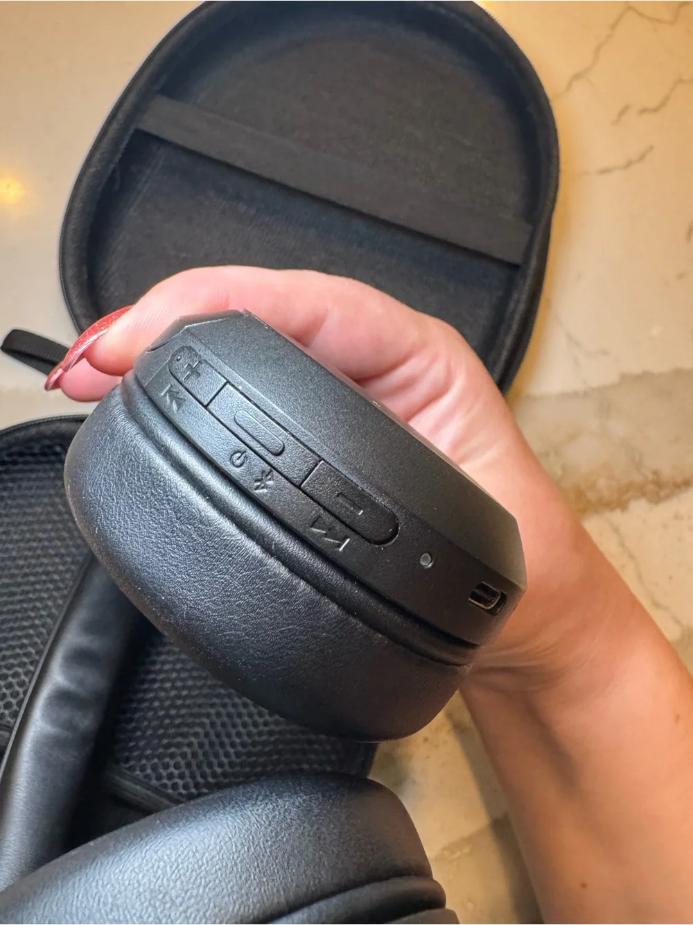 SONY Over-Ear Wireless Headphones in Black - Premium Sound